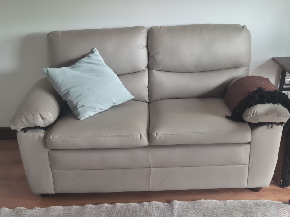 Sofá dois lugares bege