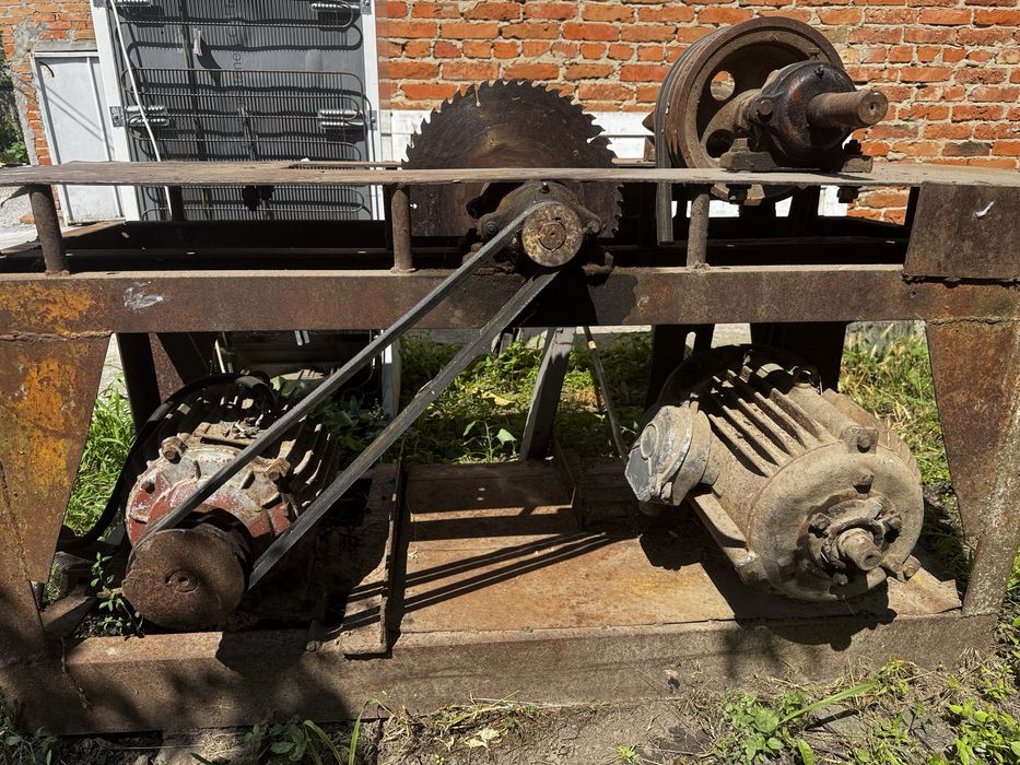 Циркулярка   з   дровоколом   !!!