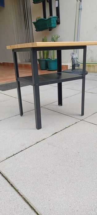 Mesa de cabeceira ou de apoio