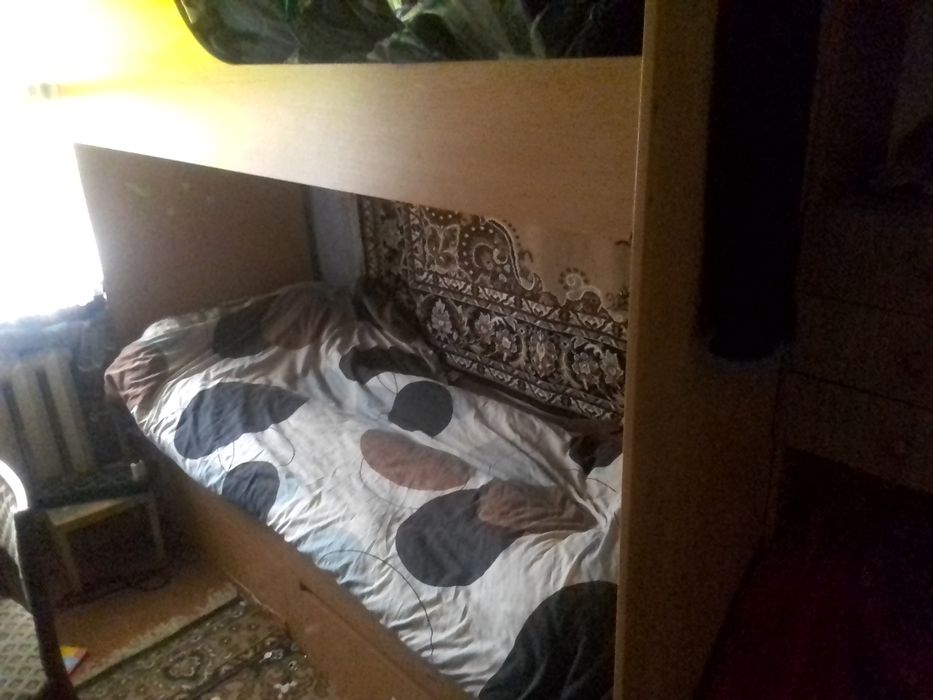 Продам двух ярусну кровать+лесніца зтумбрчками