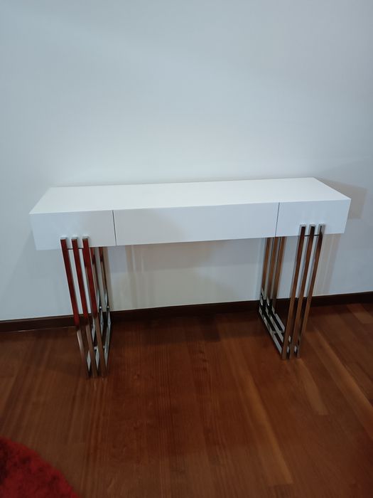 Consola com pés em inox