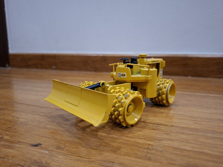 NZG 135 Caterpillar 825B – Metalowy Model 1:50 | Made in W. Germany