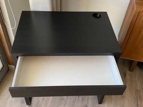 Secretária IKEA com gaveta e gestão de cabos integrada