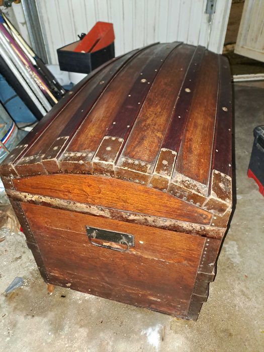 Bau antigo bastante antigo não leva tesouro