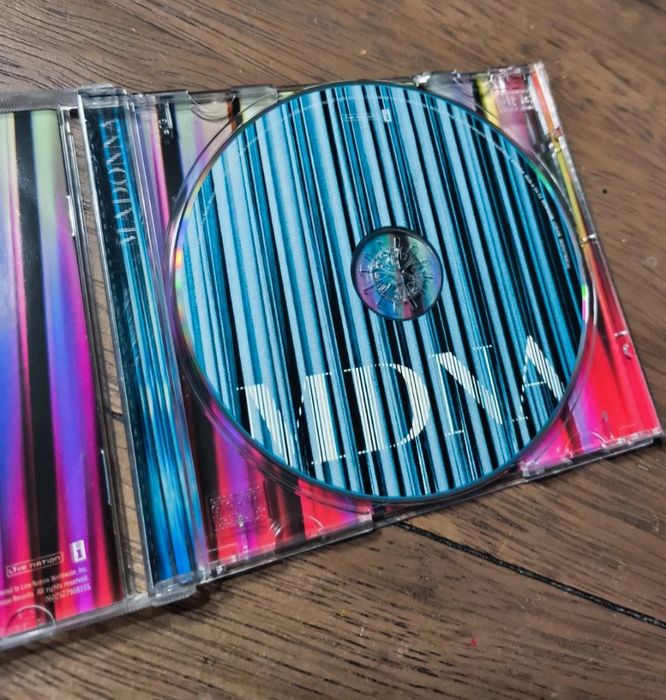 Madonna  -  MDNA429396836075458561
