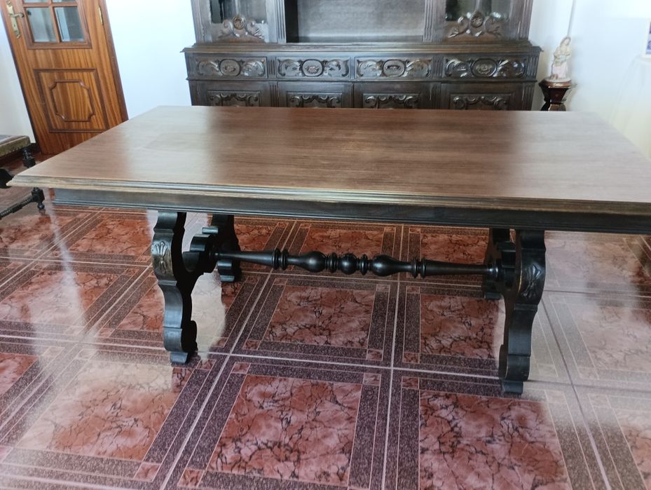 Mobília de Sala de Jantar Clássica – Mesa, Aparador com Cristaleira e 8 Cadeiras