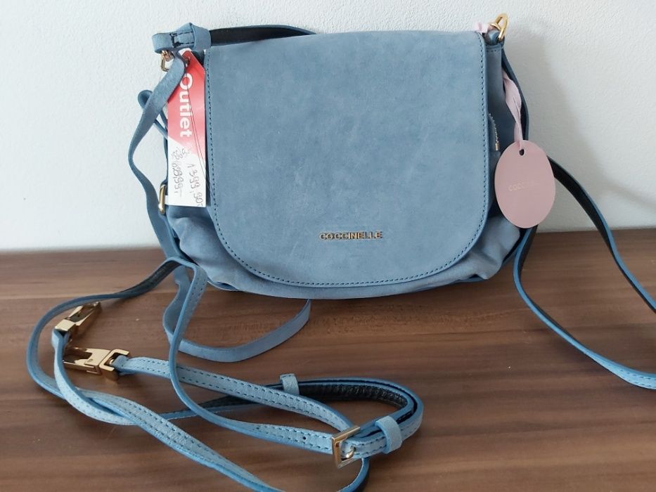 Torebka zamsz Coccinelle błękit torba listonoszka koktajlowa niebieska