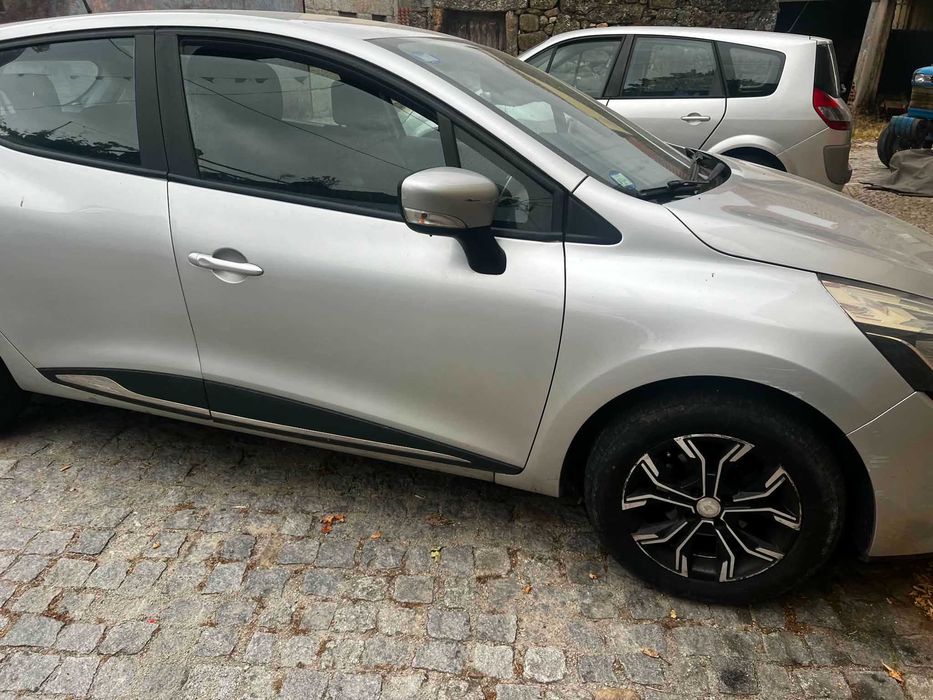 Carro - Renault clio