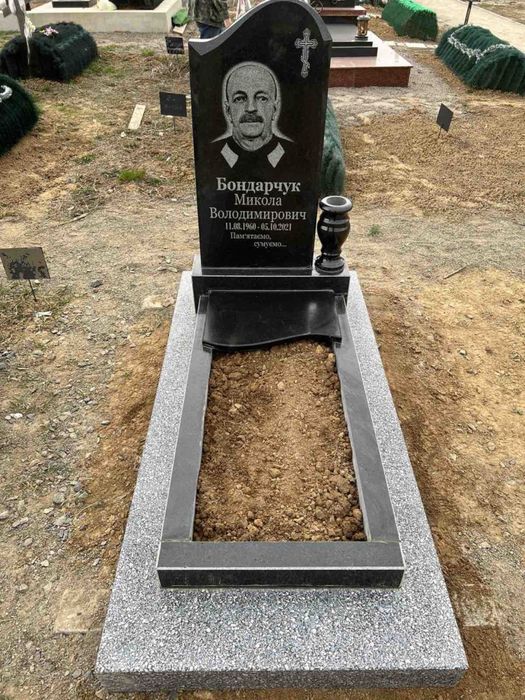 Памʼятники з граніту, бетонні площадки/памʼятники