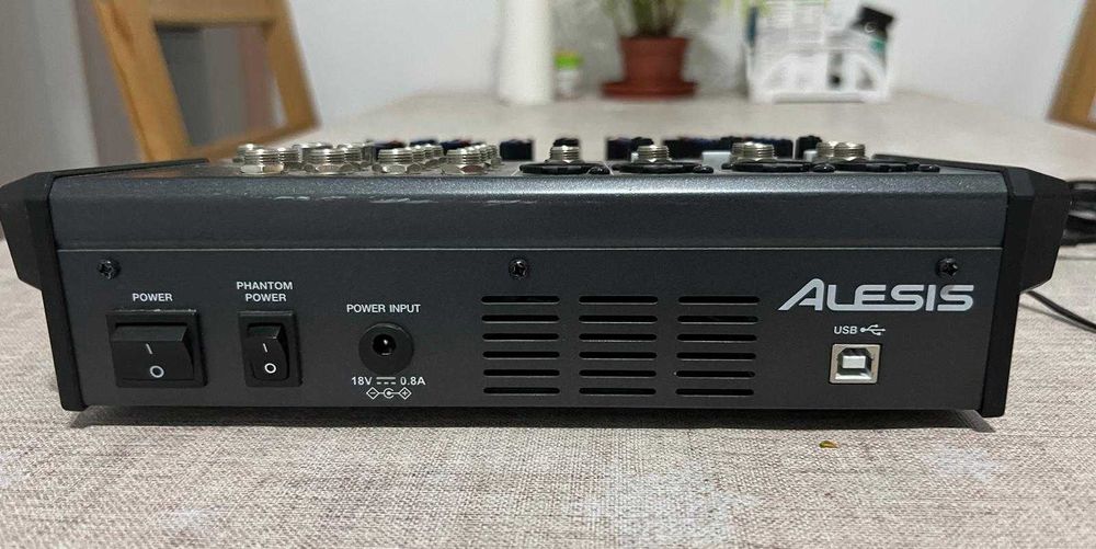 Mesa Mixera de 8 canais Alesis MultiMix 8 USB FX com FX, 16 bits de gravação