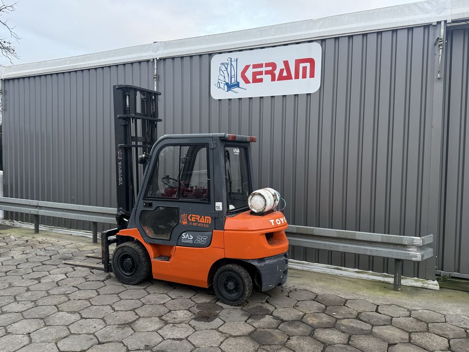 Wozek widłowy Toyota 2,5 tony