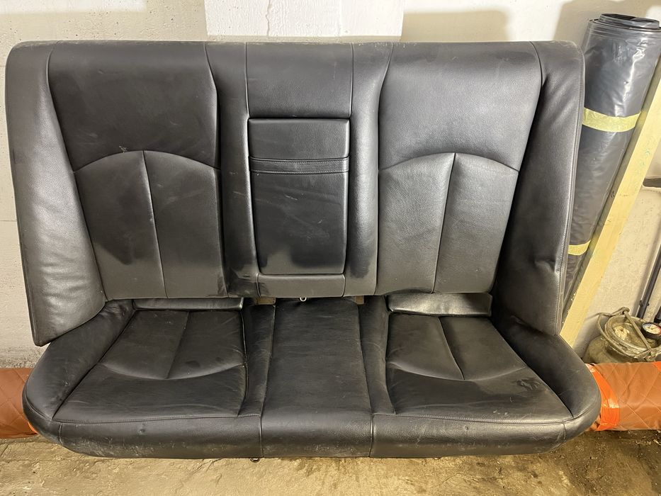 Wnętrze Mercedesa W211 ,tylna kanapa i boczne karty.