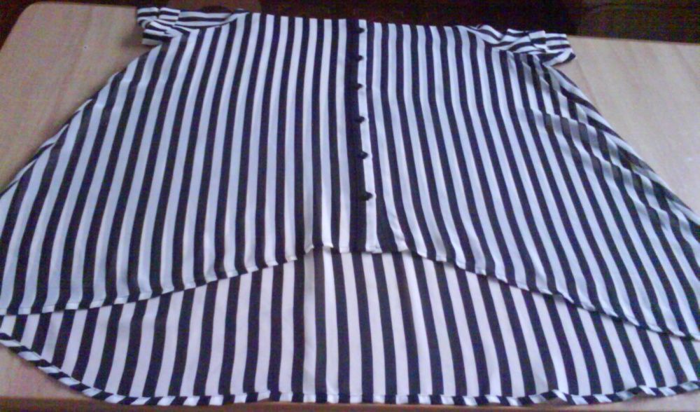 Блузка с вырезанными плечами чёрно-белая полоска Forever 21. Размер S.