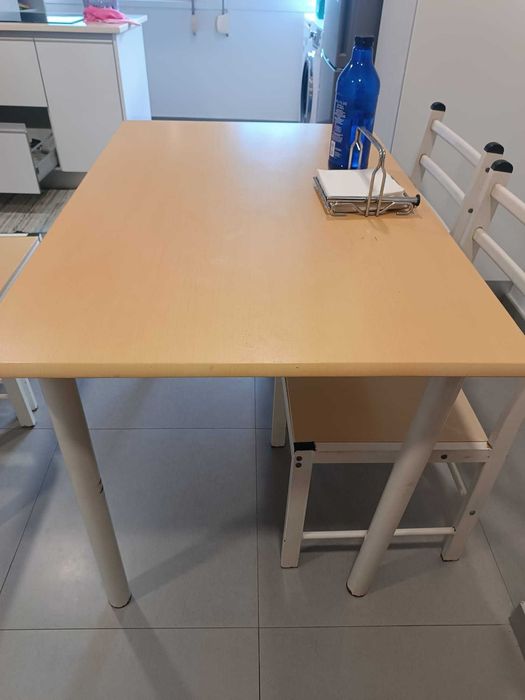 Mesa de Cozinha com Cadeiras