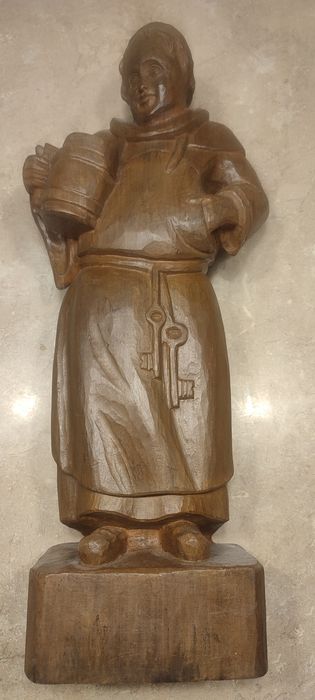 Drewniana rzeźba figura mnicha