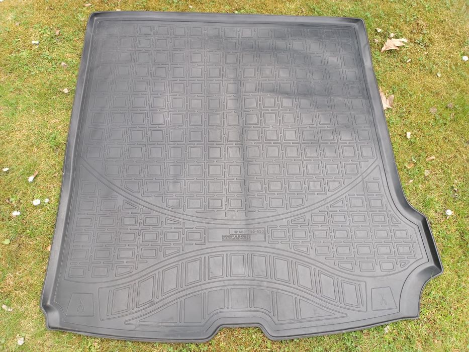 Gumowa mata samochodowa bagażnika Volvo V90 II od 2016 - 2025 r. bezzapachowa z rantem