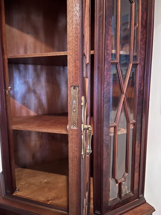 Armário de canto antigo