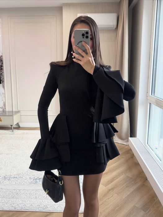 Сукня жіноча чорна з воланами та довгим рукавом