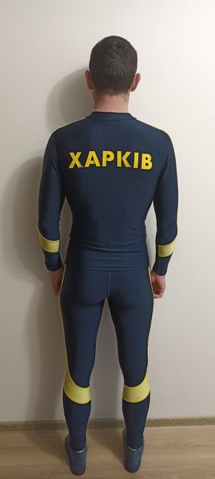 Спортивний еластичний костюм.