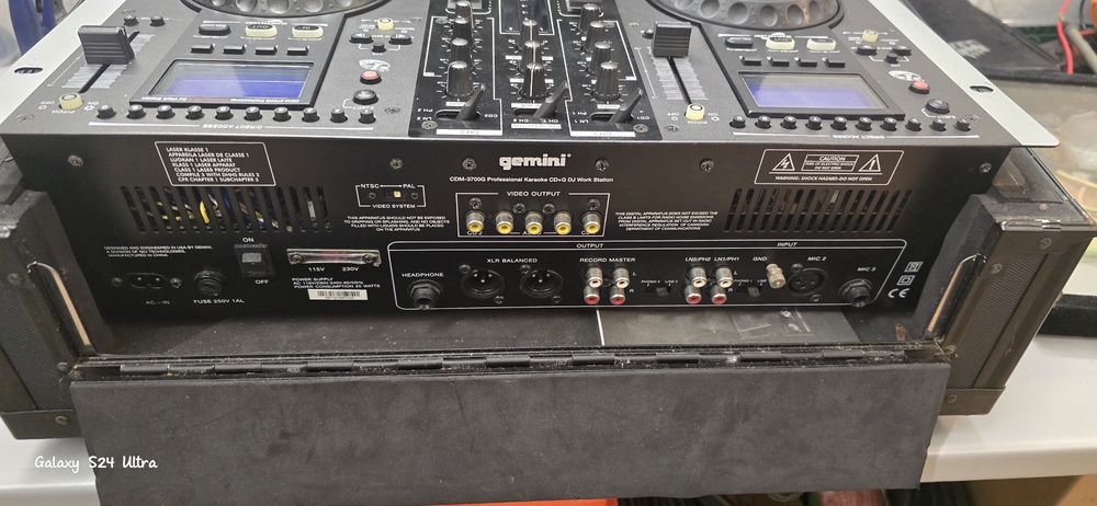 Mesa de DJ GEMINI 3700G Proficional