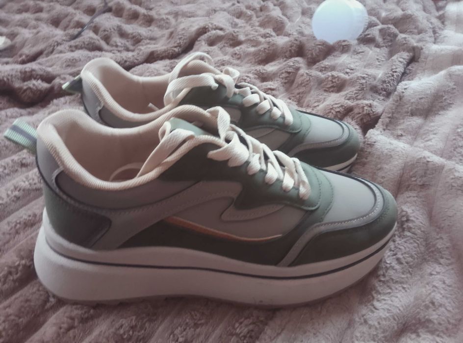 Жіночі кросівки  дем