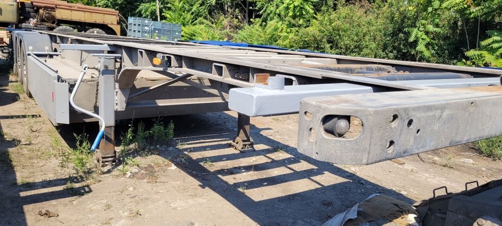 Контейнеровоз напівпричіп