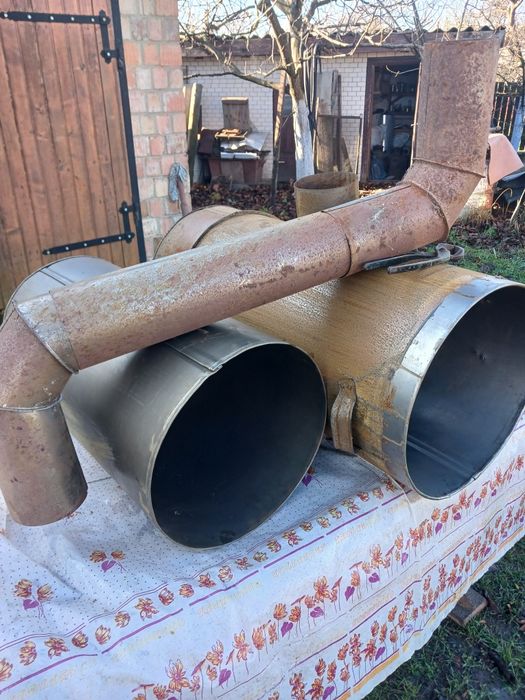 Пічка-буржуйка на тирсі-опілках.