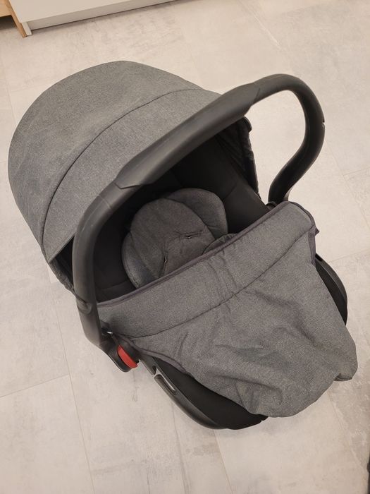 Nosidełko z możliwością wpięcia do wózka