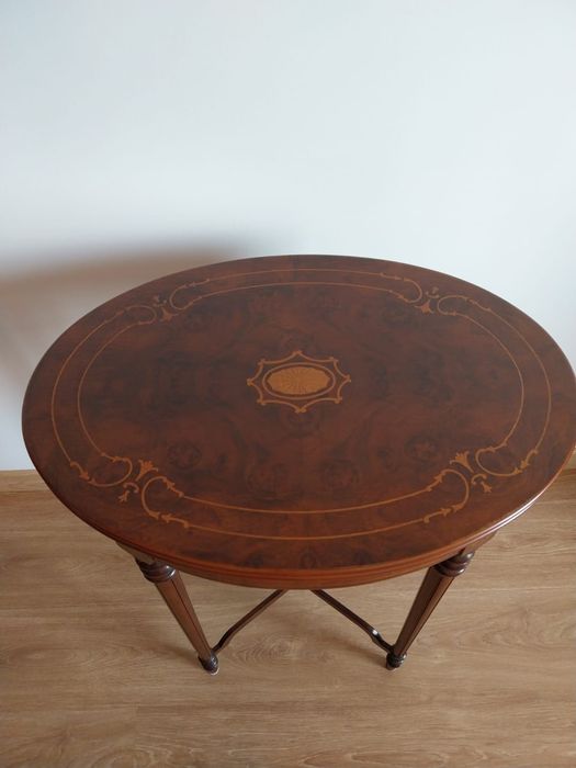 Mesa oval raiz nogueira