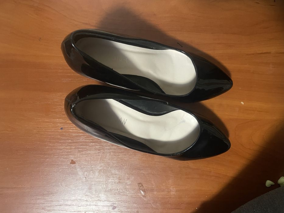 Туфлі лакові на каблуці.