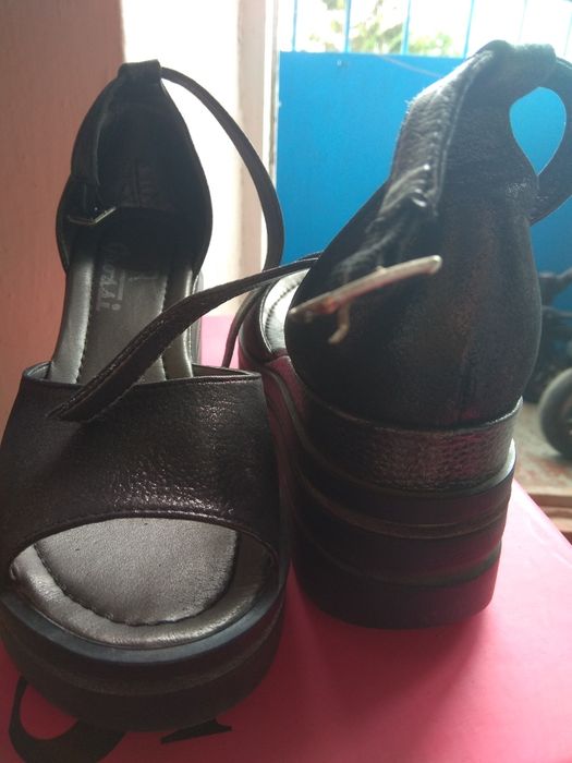 Продам босоножки