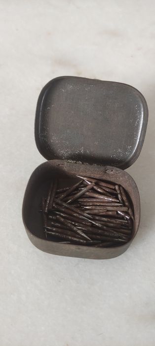 Pequena caixinha metálica com agulhas para gramofone