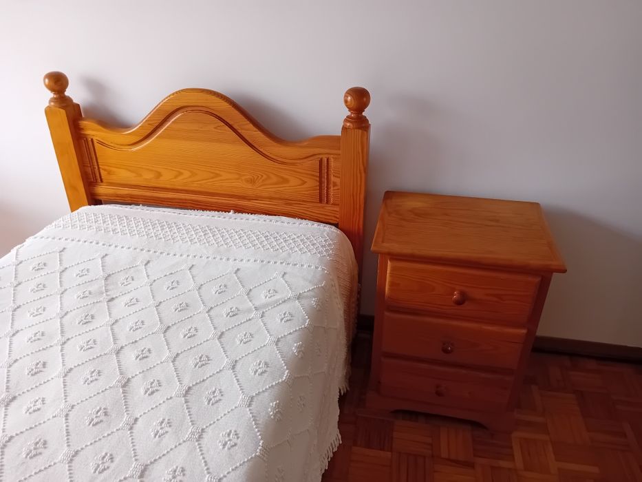 Cama individual e mesa de cabeceira