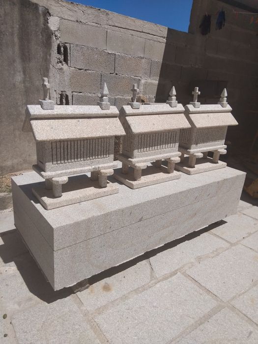 Espigueiros pequenos em granito