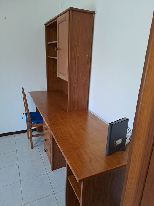 Secretária + Cadeira + Roupeiro em Pinho Mel