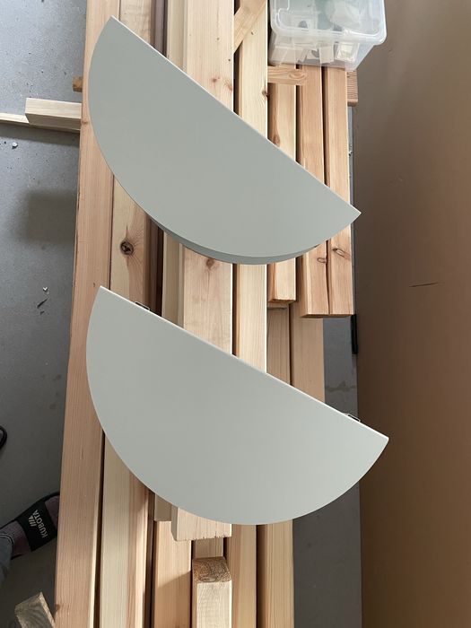 Półki nocne półokrągłe.