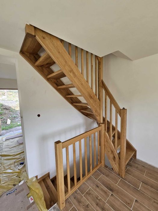 Schody drewniane samonośne , na beton , dywanowe