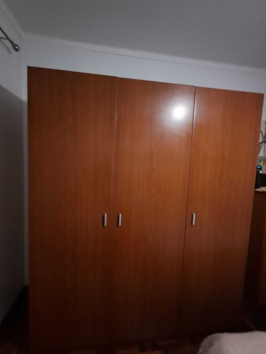Vendo roupeiro de madeira 3 portas