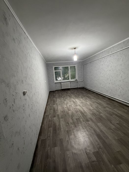 Продам 2-х кімнатну квартиру в центрі с.Шишаки з гаражем.