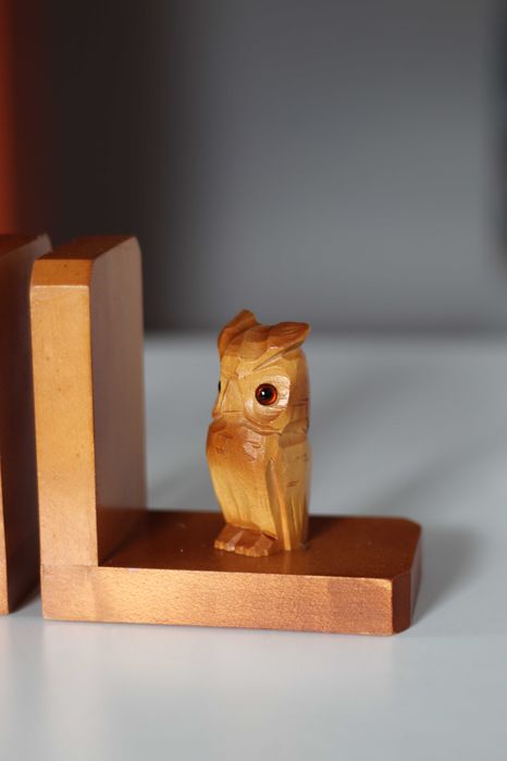 Drewniane podpórki do książek sowy
