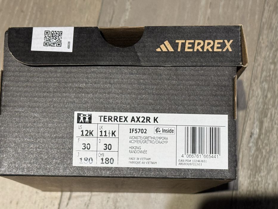 Sapatilhas Adidas modelo Terrex