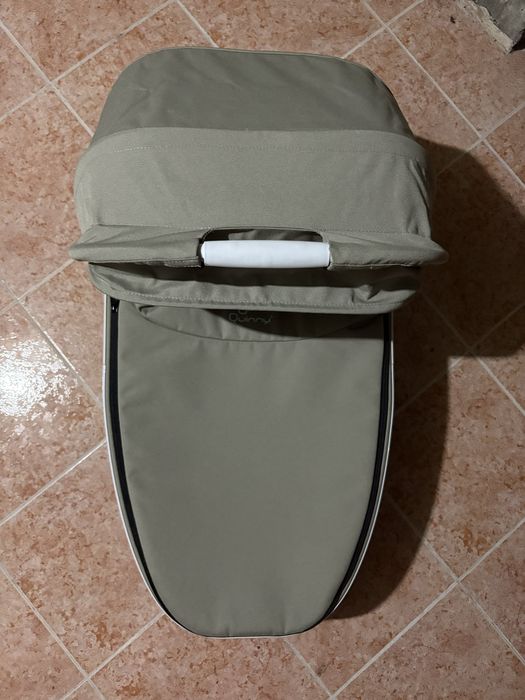 Alcofa compacta para Quinny com capa de chuva