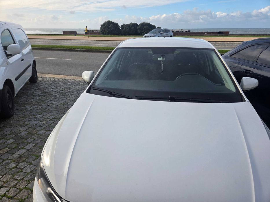 Carro VW polo como novo. Todos os serviços  realizados na marca.