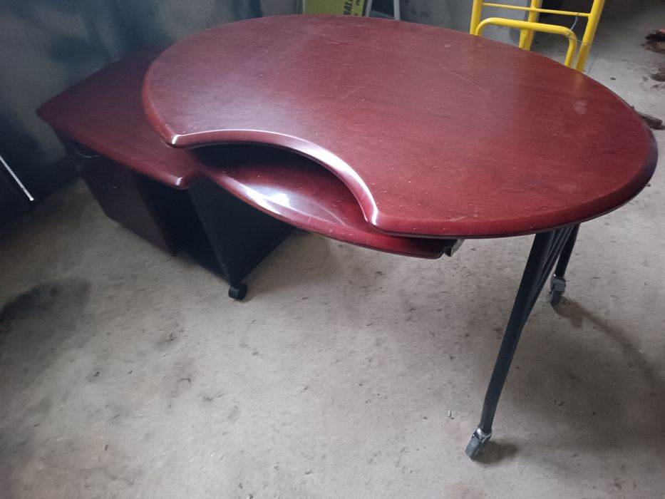 Mesa de escritório com gavetas e local para PC