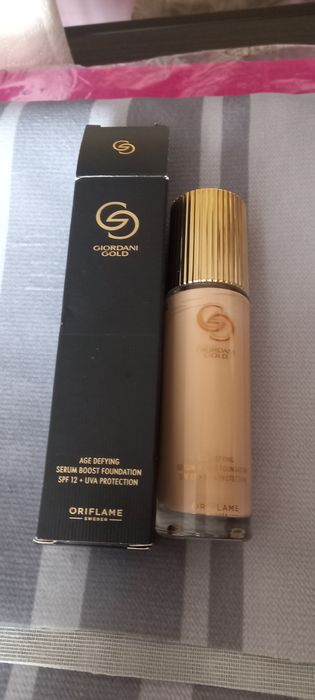 Podkład odmładzajacy na bazie Serum Giordani Gold SPF 12 + UVA