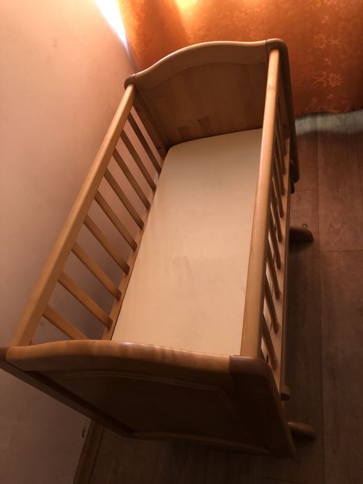 Дитяча кроватка з матрасиком