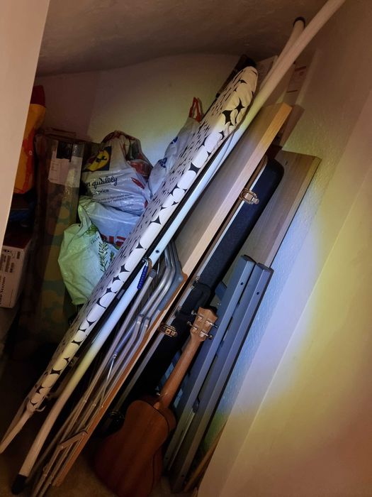 Mesa de Escritório sólida e com passagens para cabos. Office Table