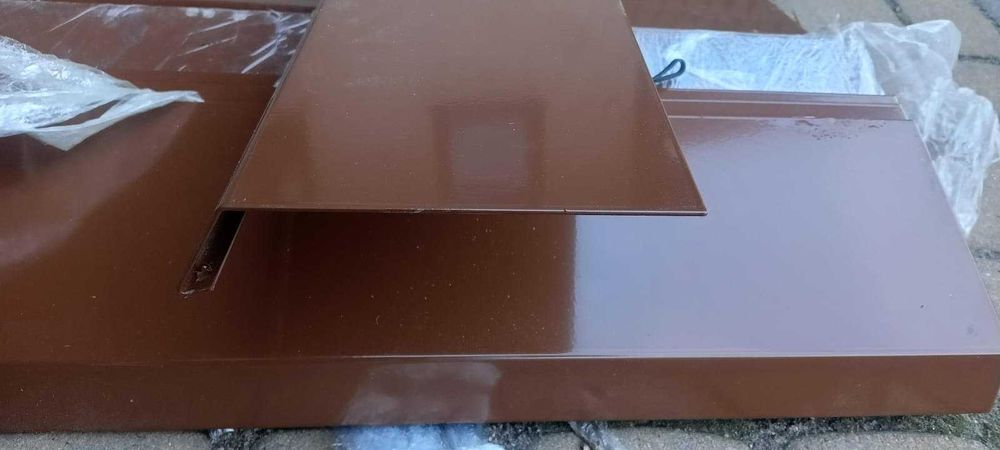 Parapet metalowy brązowy