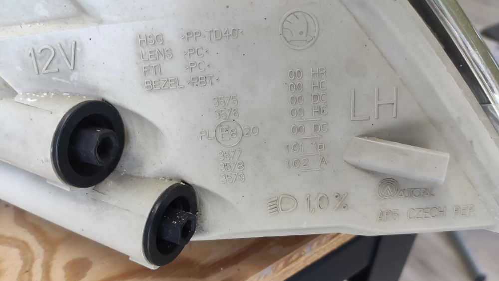 Farol esquerdo Xenon Skoda Octavia RS fase 1