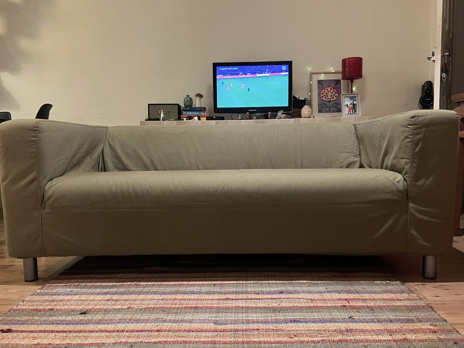 Sofá de 2 lugares da marca IKEA, modelo Klippan